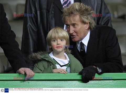 Rod Stewart z synem na meczu Celticu