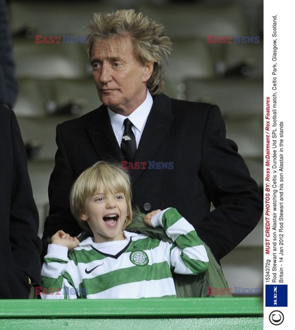 Rod Stewart z synem na meczu Celticu