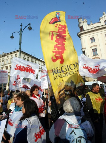 Pikieta nauczycieli i rodziców przed krakowskim magistratem