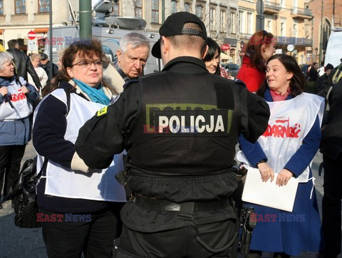 Pikieta nauczycieli i rodziców przed krakowskim magistratem