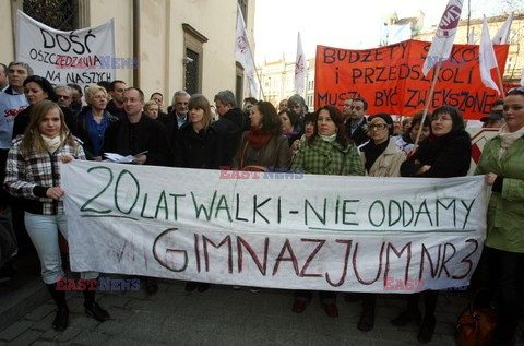 Pikieta nauczycieli i rodziców przed krakowskim magistratem