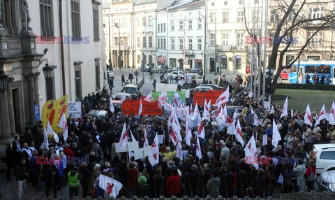 Pikieta nauczycieli i rodziców przed krakowskim magistratem