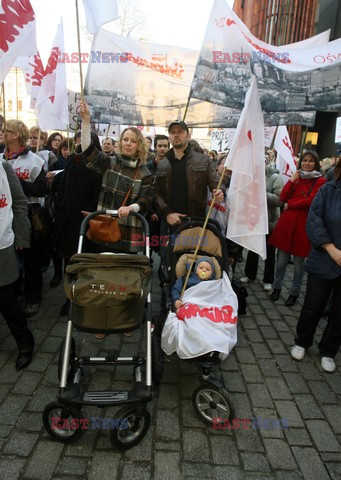 Pikieta nauczycieli i rodziców przed krakowskim magistratem