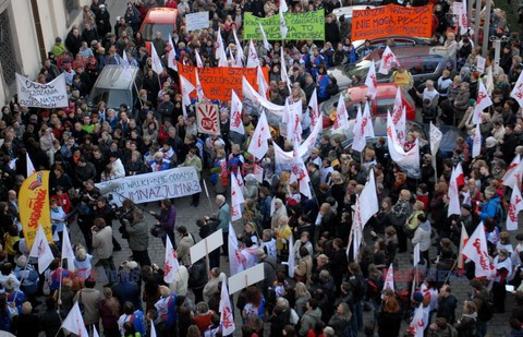 Protest związkowców i rodziców ws cięć na edukację w Krakowie