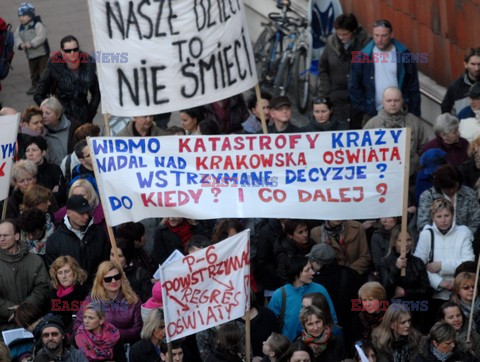 Protest związkowców i rodziców ws cięć na edukację w Krakowie