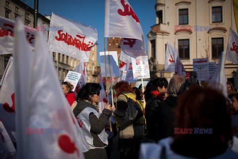 Protest związkowców i rodziców ws cięć na edukację w Krakowie