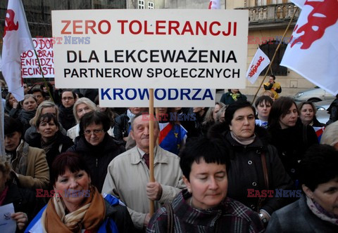 Protest związkowców i rodziców ws cięć na edukację w Krakowie