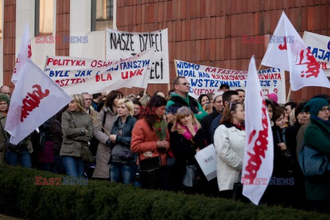 Protest związkowców i rodziców ws cięć na edukację w Krakowie