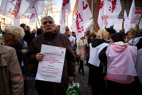 Protest związkowców i rodziców ws cięć na edukację w Krakowie