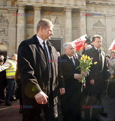 Rocznica Smoleńska - zapalenie zniczy i złożenie tulipanów pod Pałacem Prezydenckim