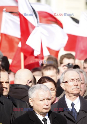 Rocznica Smoleńska - zapalenie zniczy i złożenie tulipanów pod Pałacem Prezydenckim