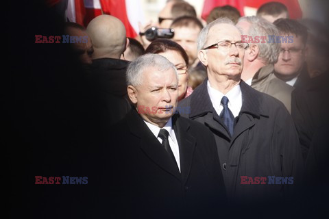 Rocznica Smoleńska - zapalenie zniczy i złożenie tulipanów pod Pałacem Prezydenckim