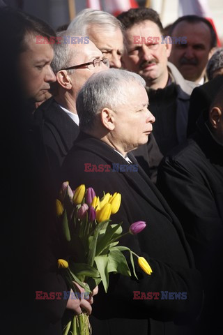 Rocznica Smoleńska - zapalenie zniczy i złożenie tulipanów pod Pałacem Prezydenckim