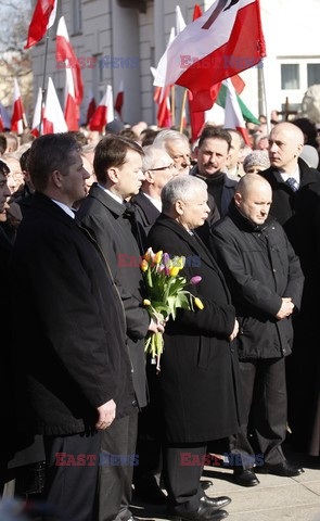 Rocznica Smoleńska - zapalenie zniczy i złożenie tulipanów pod Pałacem Prezydenckim