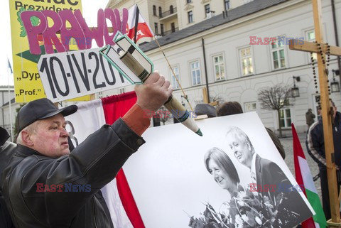 Rocznica Smoleńska - zapalenie zniczy i złożenie tulipanów pod Pałacem Prezydenckim