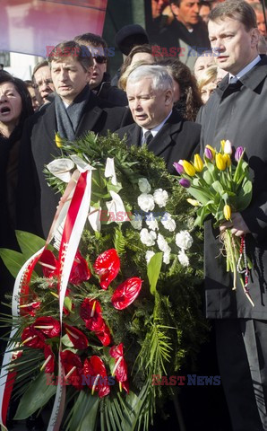 Rocznica Smoleńska - zapalenie zniczy i złożenie tulipanów pod Pałacem Prezydenckim