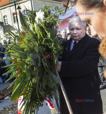 Rocznica Smoleńska - zapalenie zniczy i złożenie tulipanów pod Pałacem Prezydenckim