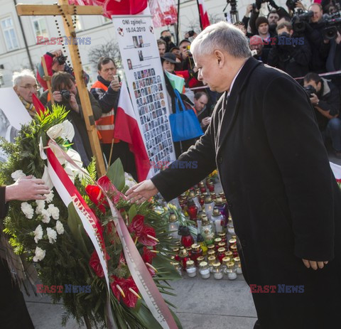 Rocznica Smoleńska - zapalenie zniczy i złożenie tulipanów pod Pałacem Prezydenckim