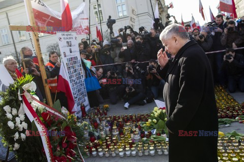 Rocznica Smoleńska - zapalenie zniczy i złożenie tulipanów pod Pałacem Prezydenckim