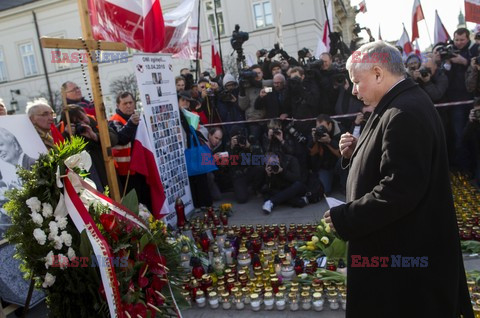 Rocznica Smoleńska - zapalenie zniczy i złożenie tulipanów pod Pałacem Prezydenckim