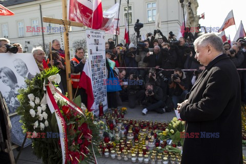 Rocznica Smoleńska - zapalenie zniczy i złożenie tulipanów pod Pałacem Prezydenckim