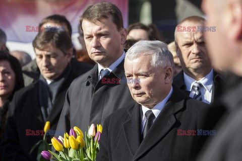 Rocznica Smoleńska - zapalenie zniczy i złożenie tulipanów pod Pałacem Prezydenckim