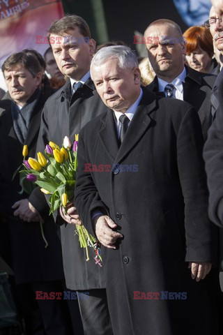 Rocznica Smoleńska - zapalenie zniczy i złożenie tulipanów pod Pałacem Prezydenckim