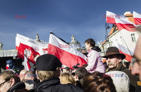 Rocznica Smoleńska - zapalenie zniczy i złożenie tulipanów pod Pałacem Prezydenckim