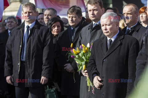 Rocznica Smoleńska - zapalenie zniczy i złożenie tulipanów pod Pałacem Prezydenckim