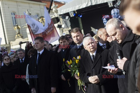 Rocznica Smoleńska - zapalenie zniczy i złożenie tulipanów pod Pałacem Prezydenckim