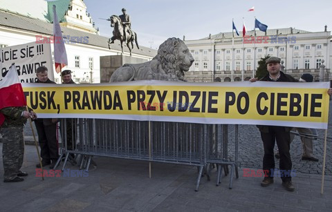 Rocznica Smoleńska - zapalenie zniczy i złożenie tulipanów pod Pałacem Prezydenckim