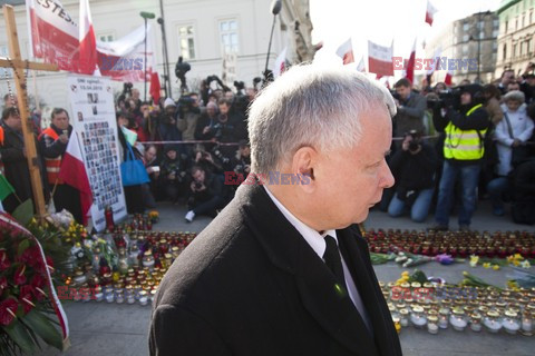 Rocznica Smoleńska - zapalenie zniczy i złożenie tulipanów pod Pałacem Prezydenckim