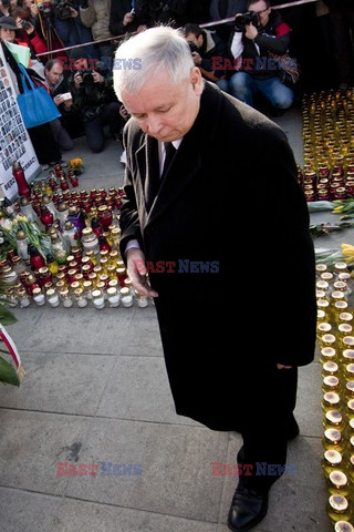 Rocznica Smoleńska - zapalenie zniczy i złożenie tulipanów pod Pałacem Prezydenckim