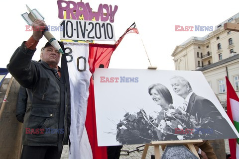 Rocznica Smoleńska - zapalenie zniczy i złożenie tulipanów pod Pałacem Prezydenckim