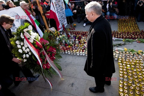 Rocznica Smoleńska - zapalenie zniczy i złożenie tulipanów pod Pałacem Prezydenckim