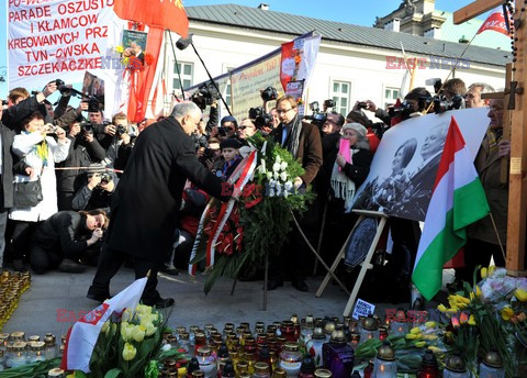 Rocznica Smoleńska - zapalenie zniczy i złożenie tulipanów pod Pałacem Prezydenckim