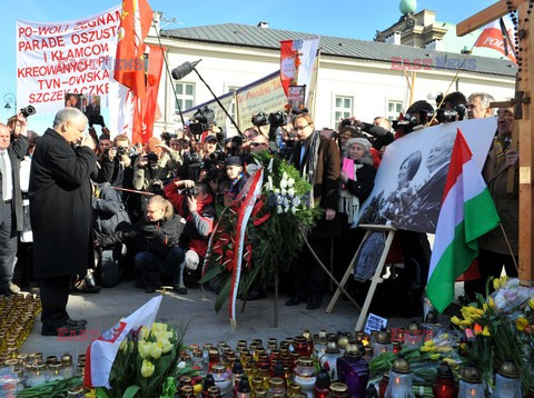 Rocznica Smoleńska - zapalenie zniczy i złożenie tulipanów pod Pałacem Prezydenckim