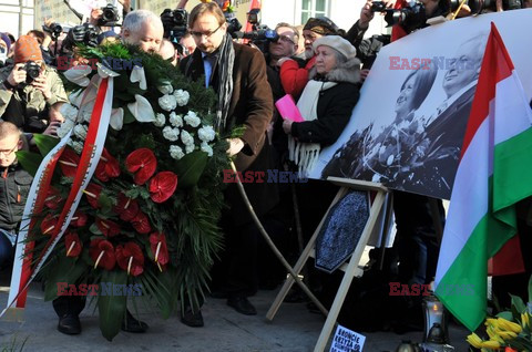 Rocznica Smoleńska - zapalenie zniczy i złożenie tulipanów pod Pałacem Prezydenckim