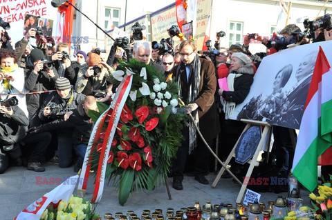 Rocznica Smoleńska - zapalenie zniczy i złożenie tulipanów pod Pałacem Prezydenckim