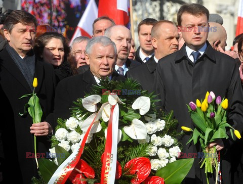 Rocznica Smoleńska - zapalenie zniczy i złożenie tulipanów pod Pałacem Prezydenckim