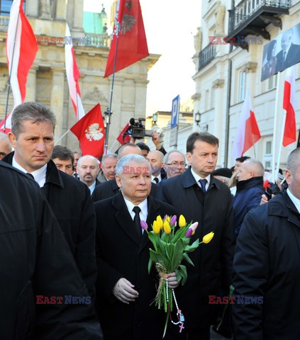 Rocznica Smoleńska - zapalenie zniczy i złożenie tulipanów pod Pałacem Prezydenckim