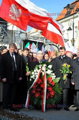 Rocznica Smoleńska - zapalenie zniczy i złożenie tulipanów pod Pałacem Prezydenckim