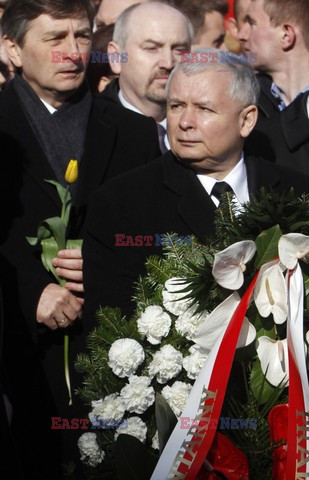 Rocznica Smoleńska - zapalenie zniczy i złożenie tulipanów pod Pałacem Prezydenckim