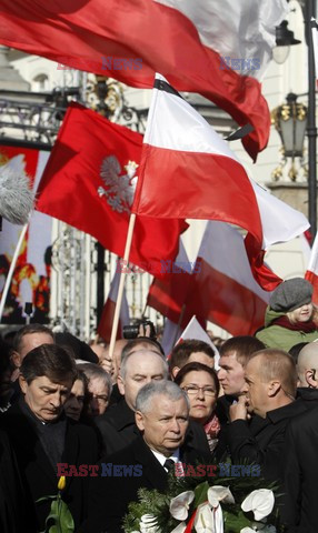 Rocznica Smoleńska - zapalenie zniczy i złożenie tulipanów pod Pałacem Prezydenckim