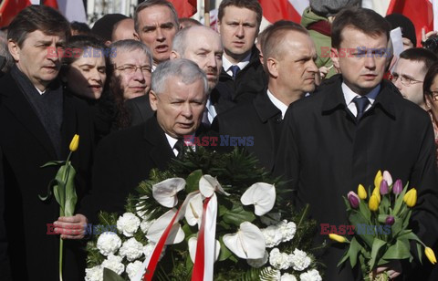 Rocznica Smoleńska - zapalenie zniczy i złożenie tulipanów pod Pałacem Prezydenckim