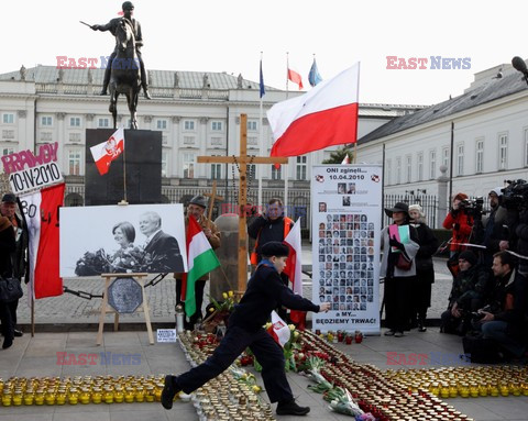 Rocznica Smoleńska - zapalenie zniczy i złożenie tulipanów pod Pałacem Prezydenckim