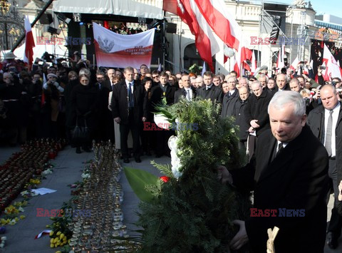 Rocznica Smoleńska - zapalenie zniczy i złożenie tulipanów pod Pałacem Prezydenckim