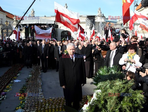 Rocznica Smoleńska - zapalenie zniczy i złożenie tulipanów pod Pałacem Prezydenckim