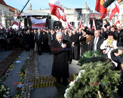 Rocznica Smoleńska - zapalenie zniczy i złożenie tulipanów pod Pałacem Prezydenckim