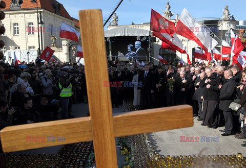 Rocznica Smoleńska - zapalenie zniczy i złożenie tulipanów pod Pałacem Prezydenckim